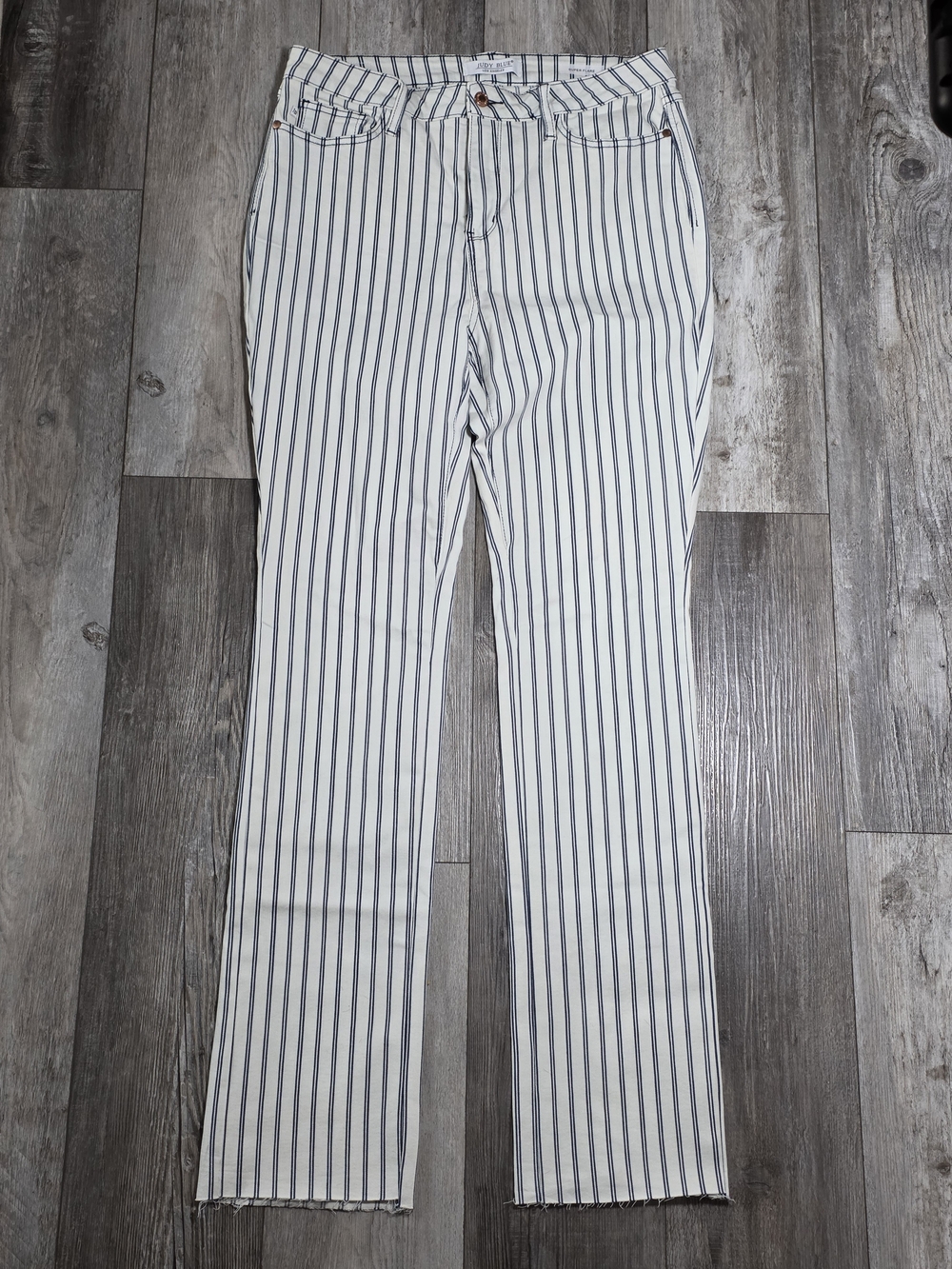 Judy Blue Women's Hi-Waist Super Flare White Pinstripe Denim Jeand Sz 15/32